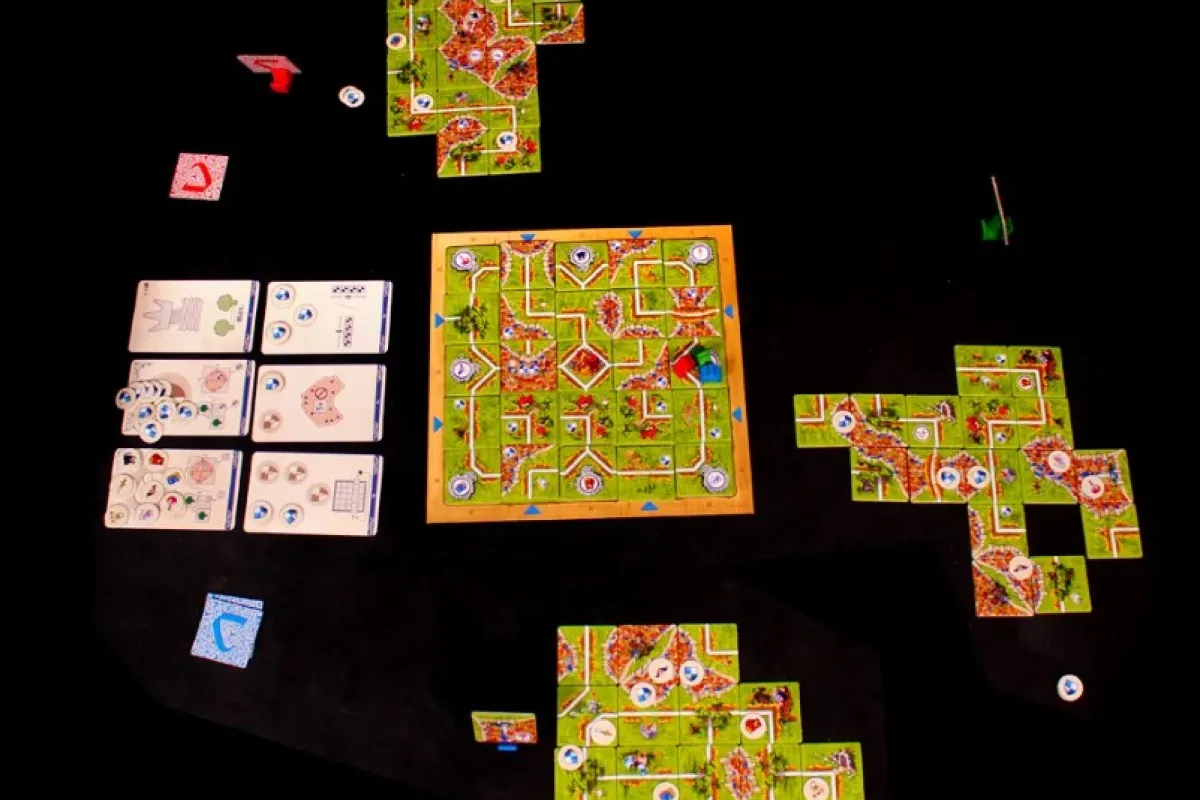 Carcassonne Labyrinth เกมกระดานลูกผสมสุดสร้างสรรค์! สำรวจเขาวงกตพร้อมสร้างอาณาจักรในทุกตาเดิน
