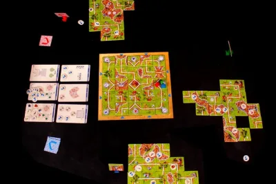 Carcassonne Labyrinth เกมกระดานลูกผสมสุดสร้างสรรค์! สำรวจเขาวงกตพร้อมสร้างอาณาจักรในทุกตาเดิน