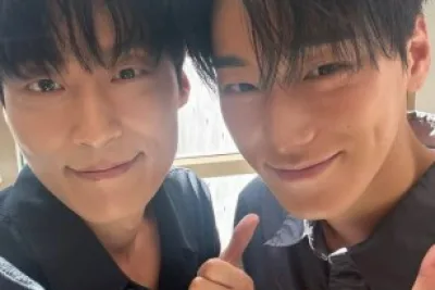 ภาพถ่ายคู่ของ Heo Nam-jun และ Choi San จากวง ATEEZ กลายเป็นกระแสไวรัล แฟนคลับต่างบอกว่าทั้งคู่ดูเหมือนพี่น้องกันจริงๆ