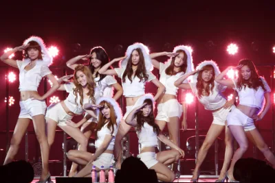 มิวสิกวิดีโอเพลง "Genie" ของ Girls’ Generation มียอดวิวบน YouTube ทะลุ 100 ล้านครั้ง นับเป็นมิวสิกวิดีโอเพลงที่ 10 ของวงที่ทำสถิตินี้ได้สำเร็จ